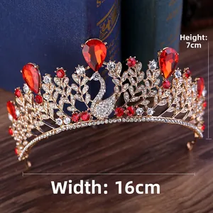 Détail d'une couronne baroque paon avec cristaux rouges, hauteur 7 cm et largeur 16 cm