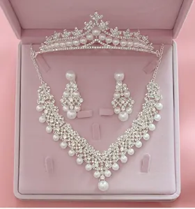 Détail de parure mariage avec tiare, collier et boucles d'oreilles en boîte