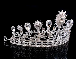 Détails de la couronne de mariée baroque argentée avec strass scintillants et cristaux goutte