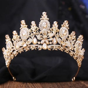 Details einer barocken Brautkrone mit Champagner-Kristallen auf Seide und Holz