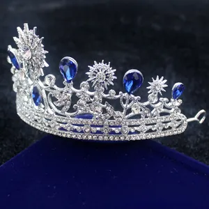 Vue latérale détaillée de la couronne baroque avec gemmes bleues en goutte et strass blancs