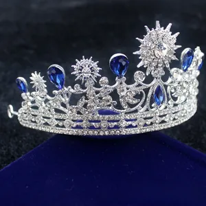 Détail macro de la couronne baroque argentée avec pierres bleues et strass étincelants