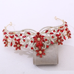 Détail d'une couronne de mariée avec strass rouges et motifs floraux en alliage