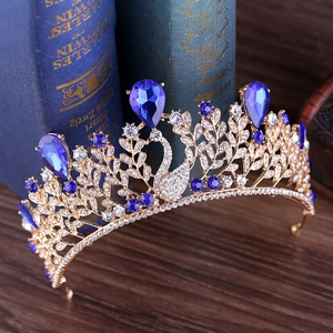 Couronne baroque cygne dorée avec strass bleu foncé et design de feuilles en métal tressé