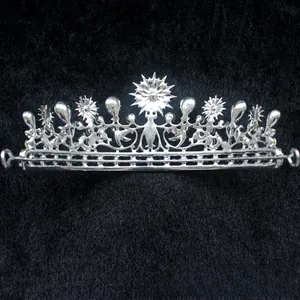 Détail d'un diadème baroque argenté avec cristaux en étoile et gouttes sur velours noir