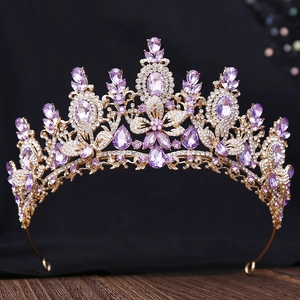 Detailaufnahme der goldenen Krone mit lila Kristallblumen und Vintage-Strasssteinen