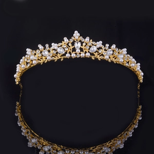 Lussuosa corona da sposa dorata con perle bianche e strass scintillanti su sfondo nero