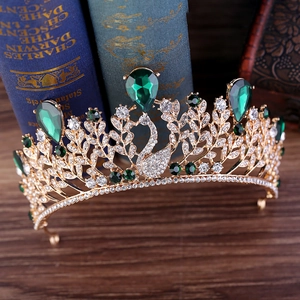 Couronne baroque cygne dorée élégante avec pierres en forme de goutte d'émeraude et cristaux