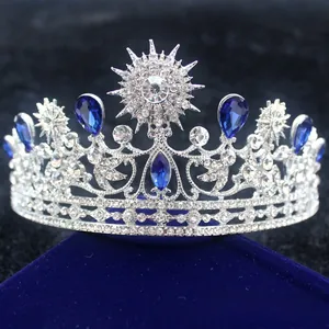 Détail macro d'une couronne de mariée baroque argentée avec pierres bleues et strass