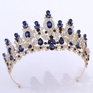 Detailansicht goldene Brautkrone mit königsblauen Kristallen und weißen Schmucksteinen