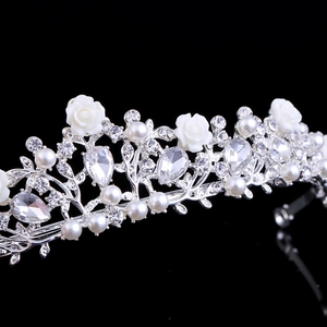Dettaglio corona da sposa con rose in resina, perle e cristalli su lega d'argento lucida