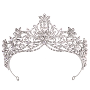 Vue détaillée du diadème de mariée argenté avec cristaux marquise et strass pavés