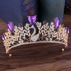 Tiara cygne baroque dorée avec cristaux violets pour mariages et cérémonies de gala
