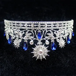 Détail de la couronne baroque argentée avec gemmes bleues en goutte et strass étincelants
