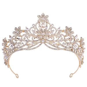 Vue détaillée de la couronne en cristal montrant le placage d'or et les pierres fines