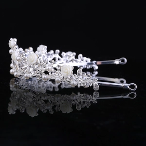 Dettaglio di tiara da sposa con rose 3D bianche, perle e cristalli su metallo argento
