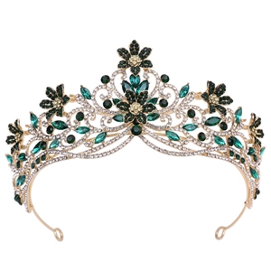 Détail de la couronne dorée ornée de motifs floraux en cristaux vert émeraude et clairs