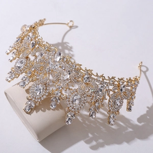 Nahaufnahme der goldenen Blumenkrone mit feinen Kristallen und barocken Luxus-Details