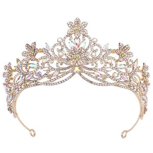 Détail de la dorure complexe et des cristaux scintillants sur la couronne de la mariée
