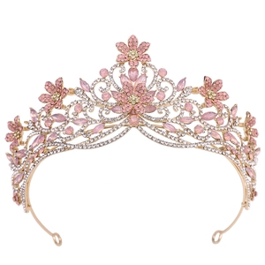 Détail du diadème floral en cristaux roses et blancs avec finition dorée et boucles