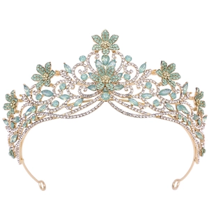 Couronne de mariée dorée avec gemmes vert menthe et cristaux sur fond blanc