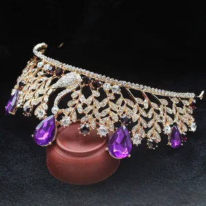 Détail de la couronne baroque de cygne dorée avec cristaux violets et strass blancs