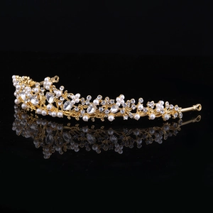 Dettaglio della corona da sposa dorata con perle eleganti e cristalli scintillanti
