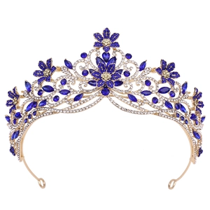 Détail d'une couronne de mariée avec cristaux bleu foncé et strass blancs sur base dorée