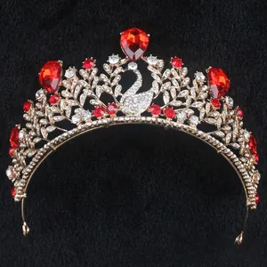 Détail de la couronne de cygne dorée avec des pierres rouges et des cristaux