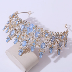Eleganter goldener Brautkronen-Haarschmuck mit hellblauen Steinen und Kristallen