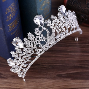 Détail d'un diadème de mariée argenté avec motif de cygne et cristaux en goutte d'eau