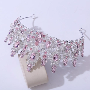 Detailansicht der Brautkrone mit rosa tropfenförmigen Kristallen und weißen Strasssteinen