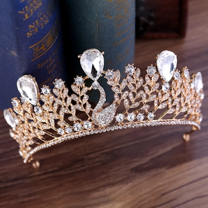 Détails rapprochés de la couronne baroque cygne avec feuilles dorées et strass étincelants