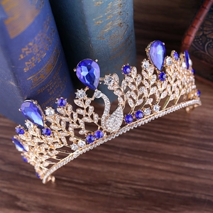 Détails de la couronne de cygne dorée avec cristaux bleu foncé et strass fins