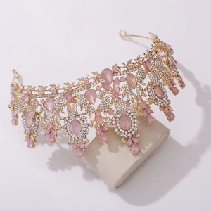 Makro-Seitenansicht der Brautkrone mit rosa Kristallen und Diamanten auf Goldbasis