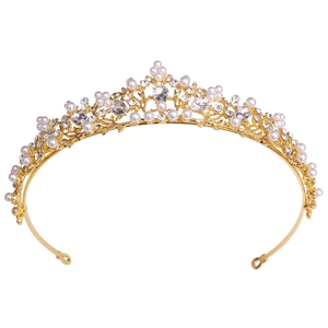 Dettaglio della corona da sposa dorata con motivi floreali, perle e cristalli scintillanti
