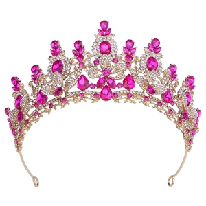 Detaillierte Nahaufnahme der goldenen Brautkrone mit rosa Kristallen und weißen Diamanten