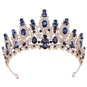Detailansicht der goldenen Hochzeitskrone mit blauen Edelsteinen und weißen Kristallen