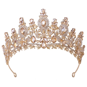 Nahaufnahme einer goldenen Brautkrone mit Champagner-Kristallen und barocken Blumenmustern