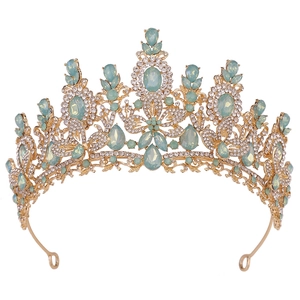 Detaillierte Makroansicht von mintgrünen Kristallen und Strass auf der goldenen Brautkrone