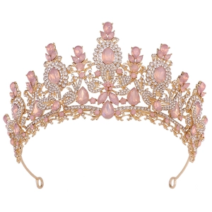 Detailansicht der Brautkrone in Gold mit rosa Opalen und floralen Kristalldetails