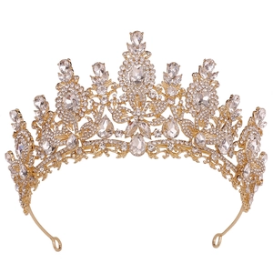 Makro-Detail der goldenen Barock-Brautkrone mit Blumenkristallen und Tropfensteinen
