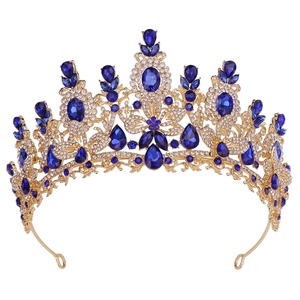 Goldene Brautkrone mit dunkelblauen Kristallen und floralen Barockmustern auf Weiß