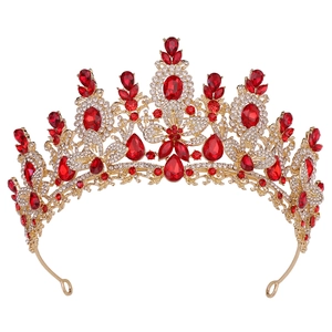 Detailansicht der goldenen Brautkrone mit roten tropfenförmigen Kristallen und Steinen