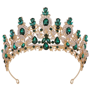 Detailansicht der goldenen Krone mit Smaragdsteinen und floralen Kristallmustern