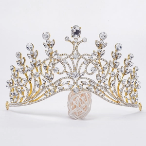 Detaillierte Nahaufnahme einer goldenen Brautkrone mit vielen Strasssteinen und Kristallen