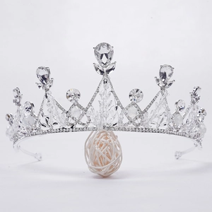 Tiara de mariée élégante en argent avec cristaux scintillants et pierres en goutte