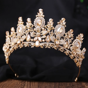 Goldene Barock-Brautkrone mit Champagner-Kristallen und Blumendesign auf schwarzer Seide