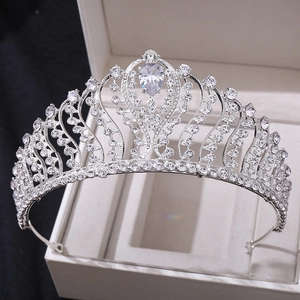 Détail d'une couronne de mariée en argent avec de grandes pierres de zircon en forme de poire