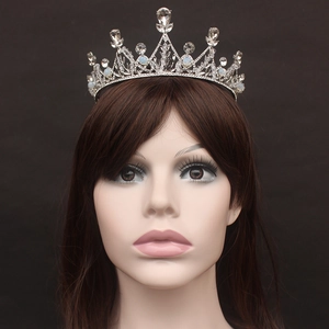 Diadème de mariée argenté avec cristaux goutte d'eau et motif feuille sur mannequin